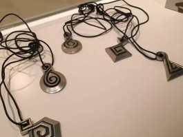 画家刘小康作品多少钱(刘小康椅子书法)-画家刘小康联系方式