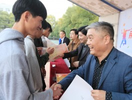 画家余忠为作品多少钱(余忠为国画长卷在福州三巷七巷)-画家余忠为联系方式